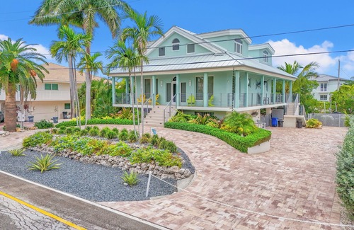 Coury House | Luxurious 3-bedroom home with Pool and Dock in Key Colony Beach