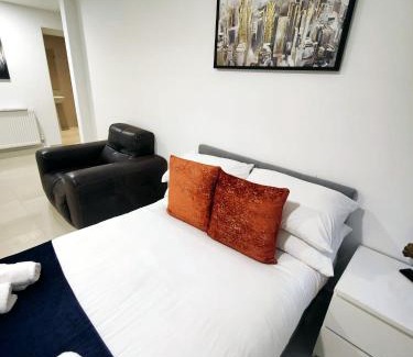 Leeds Apartment | Luxurious 3 bed Ensuites & kitchenettes Nr LGI Hospital & Uni - Free 5G WIFI & Netflix Short Stays - Contractors Free Parking