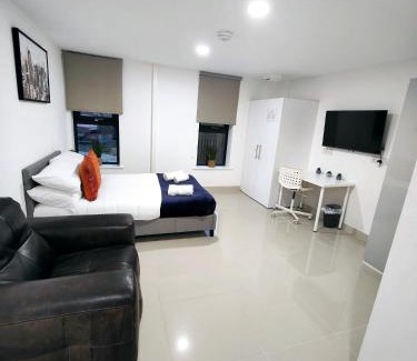 Leeds Apartment | Luxurious 3 bed Ensuites & kitchenettes Nr LGI Hospital & Uni - Free 5G WIFI & Netflix Short Stays - Contractors Free Parking