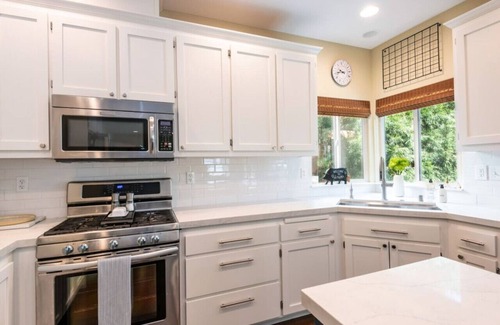 Sonoma House | Luxurious 3 Bedroom with Hot Tub in Serene Sonoma Oasis