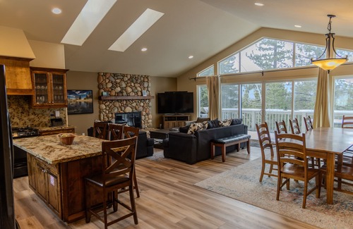 Country Club Estates House | Luxurious 3700 Sq Ft. 5 Bedroom Home With Stunning Mountain Views