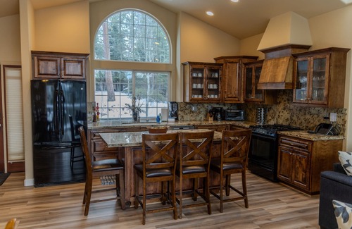 Country Club Estates House | Luxurious 3700 Sq Ft. 5 Bedroom Home With Stunning Mountain Views