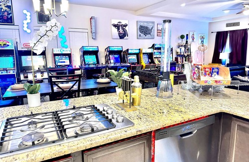 Borderland House | Luxurious 3bedroom home W/Game Room KING BED Nintendo switch, Fooseball, Pool
