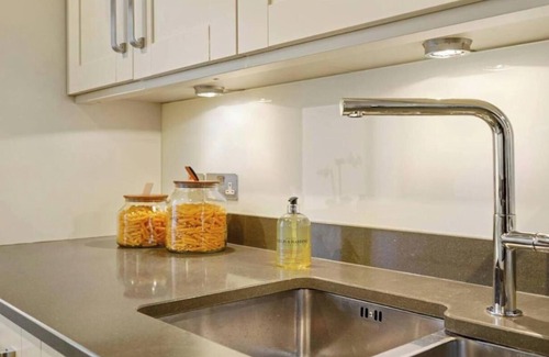 Campden Apartment | Luxurious 3BR Apartment in Kensington Walk to High Street