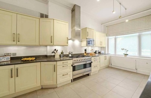 Campden Apartment | Luxurious 3BR Apartment in Kensington Walk to High Street