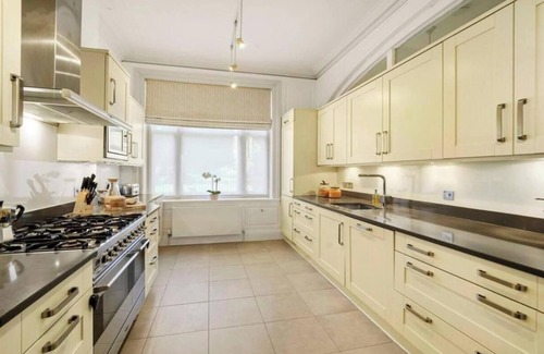 Campden Apartment | Luxurious 3BR Apartment in Kensington Walk to High Street