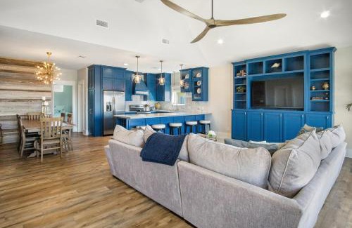 Crystal Beach House | Luxurious 3BR Beach House with Ocean Views and TikiBar - Deja Blue