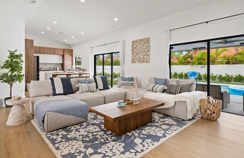Richmond West House | Luxurious 3BR Villa with Pool in Miami