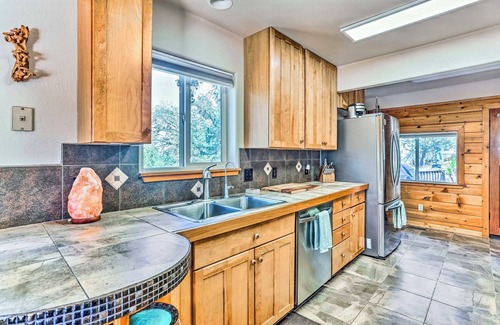 Oakhurst House | Luxurious 4-bedroom house with king beds/AC in Oakhurst one mile from Bass Lake