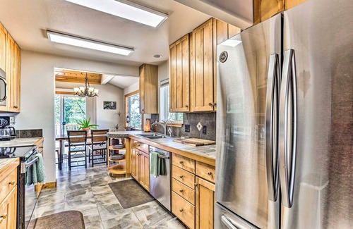 Oakhurst House | Luxurious 4-bedroom house with king beds/AC in Oakhurst one mile from Bass Lake