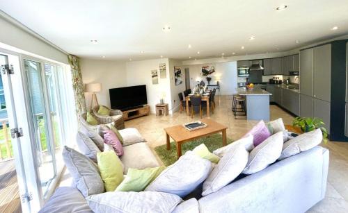 St Austell House | Luxurious 4 Bedroom New England Style Villa - Trewhiddle V12