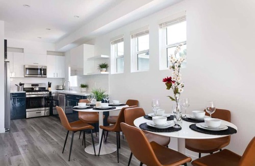 Historic Filipinotown House | Luxurious 4BR 3.5BA Townhome with Parking