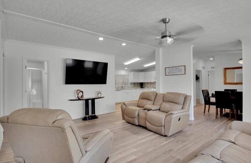 Gatlinburg - Pigeon Forge RV Rental | Luxurious 4BR Mountain Haven with Parking