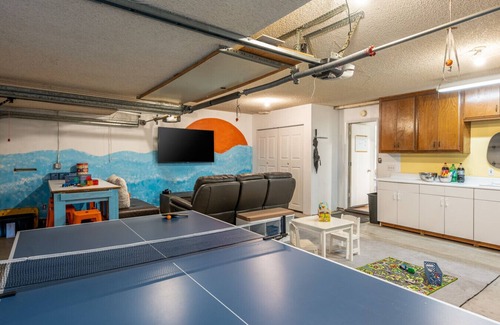 La Palma Bed & Breakfast | Luxurious 4BR Pool House with 2 Primary Suites, Near Disney!