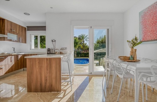 Urbanizacion Marbessa Villa | Luxurious 5* beachside villa with private pool