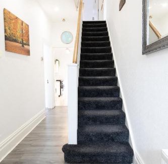 Stockton-on-Tees Apartment | Luxurious 5 bedrooms apartment and a living room in 7 Sydenham Road, Oxbridge, Stockton, Stockton-on-Tees, TS18 4DG