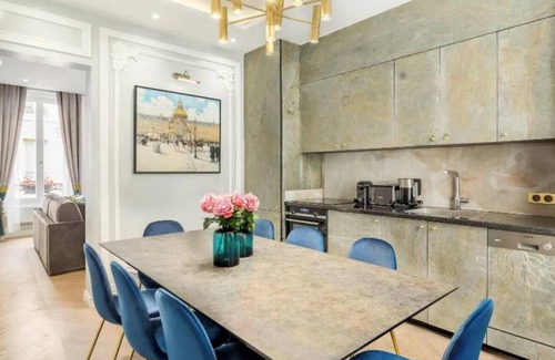Paris City Center Apartment | Luxurious 5 bedroom Apartment in Louvre for 12