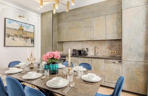 Paris City Center Apartment | Luxurious 5 bedroom Apartment in Louvre for 12
