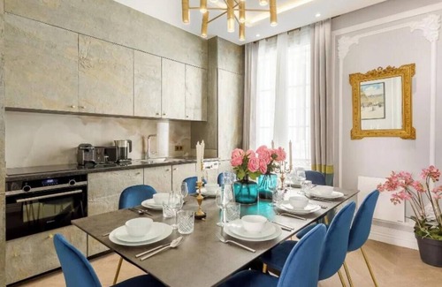 Paris City Center Apartment | Luxurious 5 bedroom Apartment in Louvre for 12