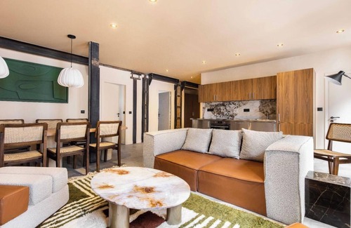 Paris City Center Apartment | LUXURIOUS 5-BEDROOM PARISIAN APARTMENT: CENTRAL, CUSTOM-DESIGNED CLOSE TO LOUVRE