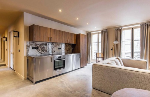 Paris City Center Apartment | LUXURIOUS 5-BEDROOM PARISIAN APARTMENT: CENTRAL, CUSTOM-DESIGNED CLOSE TO LOUVRE