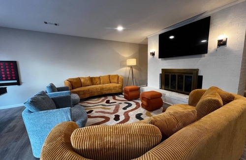 Columbus House | Luxurious 5BDR Home: Playset, Games & Pool Table