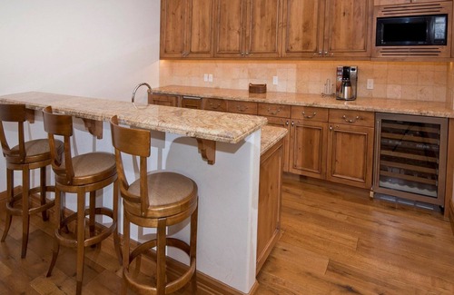Vail Ski Chalet | Luxurious 5br@ Base of Vail | Near the Gondola