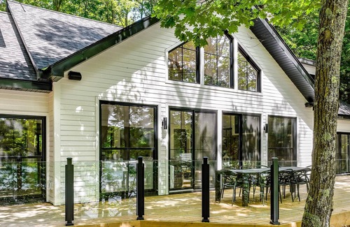 Port Carling Villa | Luxurious 6 Bedroom, 6 Bath on Lake Muskoka! Boathouse!