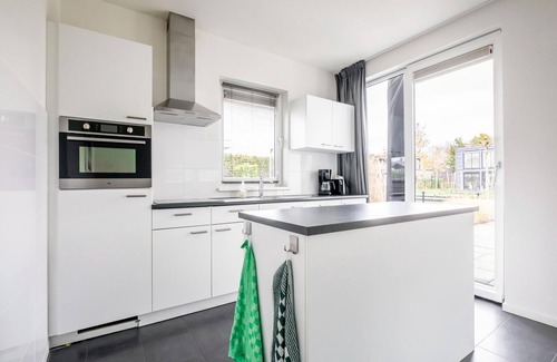 Zeewolde House | Luxurious 8-person houseboat with jacuzzi, sauna, 3 bedrooms, and garden by the water. Includes swim ladder, large dining table, sun loungers, and fully equipped kitchen. Located at Villa Resort Harderwold near the Veluwemeer!