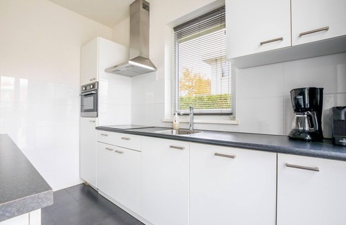 Zeewolde House | Luxurious 8-person houseboat with jacuzzi, sauna, 3 bedrooms, and garden by the water. Includes swim ladder, large dining table, sun loungers, and fully equipped kitchen. Located at Villa Resort Harderwold near the Veluwemeer!