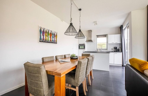 Zeewolde House | Luxurious 8-person houseboat with jacuzzi, sauna, 3 bedrooms, and garden by the water. Includes swim ladder, large dining table, sun loungers, and fully equipped kitchen. Located at Villa Resort Harderwold near the Veluwemeer!