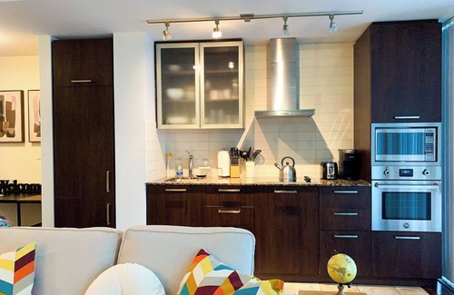Central Waterfront Apartment | Luxurious and cosy oasis in Downtown core Toronto