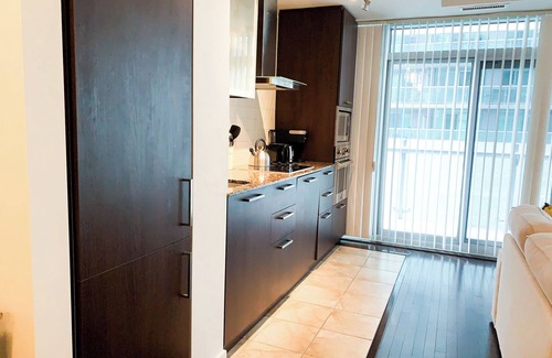 Central Waterfront Apartment | Luxurious and cosy oasis in Downtown core Toronto