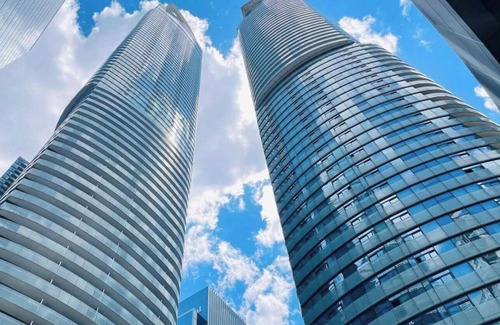 Central Waterfront Apartment | Luxurious and cosy oasis in Downtown core Toronto