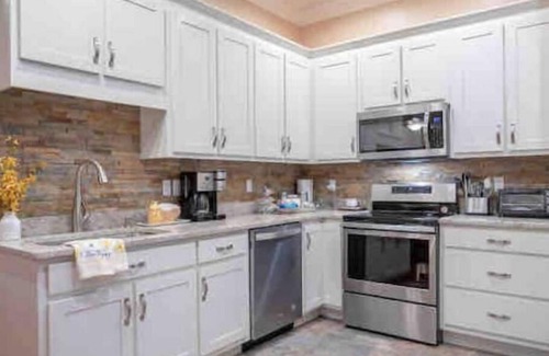 Graysville House | Luxurious and Upscale 2 Bedroom Home Apartment with Huge Office