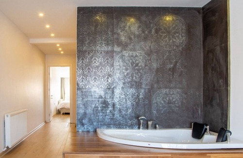 Karsiyaka Apartment | Luxurious Apartment with Jacuzzi in Karsiyaka