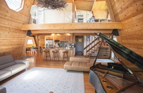 Uptown Brisbane House | Luxurious Bayview Treehouse: Hot Tub, 15 min to SF