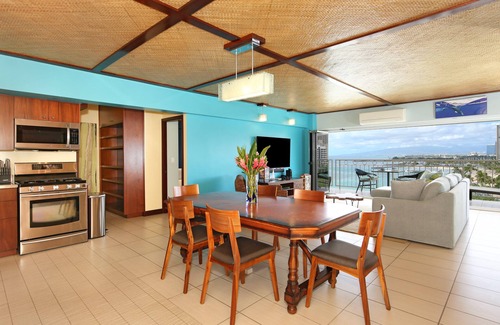 Waikiki Condo | Luxurious BEACHFRONT Condo with Fabulous Ocean Views at Waikiki Shore!