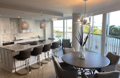 Park Shore Condo | Luxurious Beachfront Savoy Condo with Great View!