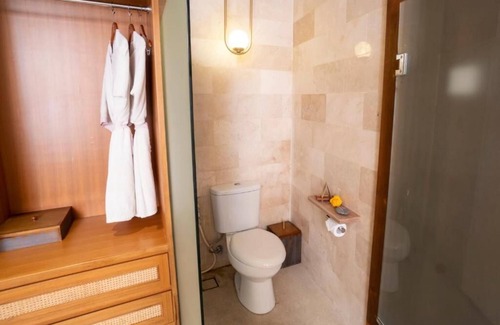 Seminyak Villa | Luxurious Bedroom W/ Jacuzzi Inc BF In Seminyak