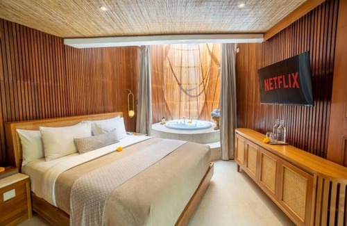 Seminyak Villa | Luxurious Bedroom W/ Jacuzzi Inc BF In Seminyak