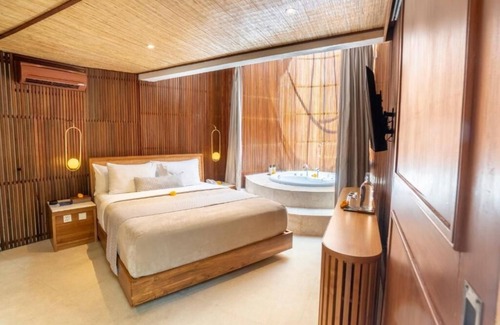 Seminyak Villa | Luxurious Bedroom W/ Jacuzzi Inc BF In Seminyak