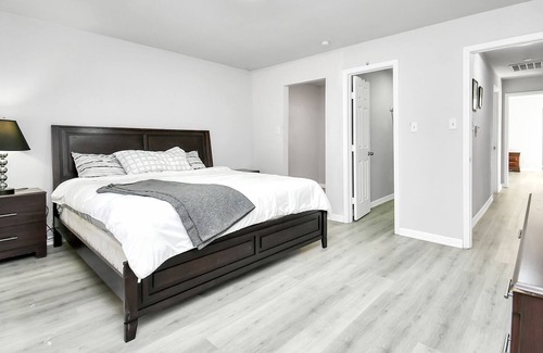 Braeburn House | Luxurious & Bright ~ King Beds ~ Games ~ Backyard!