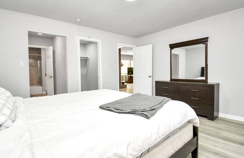 Braeburn House | Luxurious & Bright ~ King Beds ~ Games ~ Backyard!