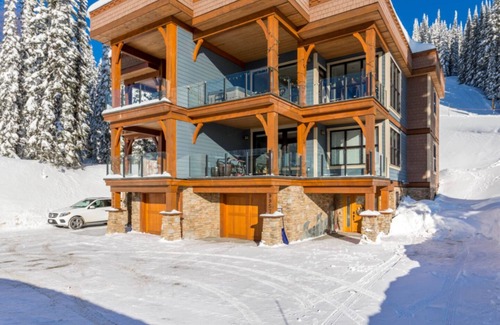 Silver Star Mountain House | Luxurious Ridge Duplex Chalet - 3 floors of living space, BBQ, laundry, garage