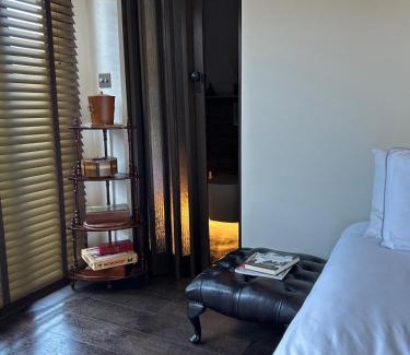 Poole Apartment | Luxurious cabin with desk & mini library
