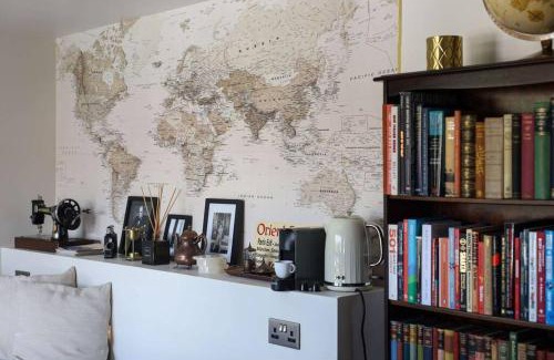 Poole Apartment | Luxurious cabin with desk & mini library