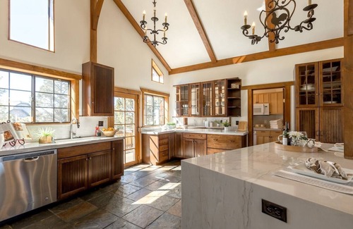 Castle Glen Estates House | Luxurious Castle Glen Estate. Spa, pool table, gorgeous views! TOT-2022-0667