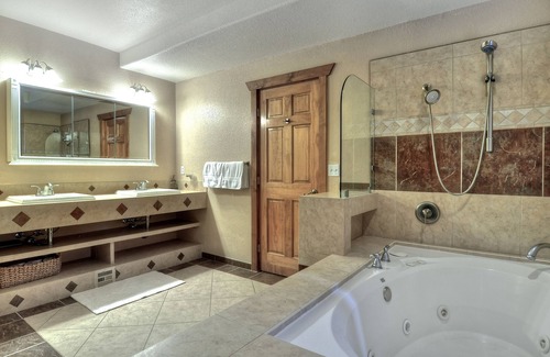 Castle Glen Estates House | Luxurious Castle Glen Estate. Spa, pool table, gorgeous views! TOT-2022-0667