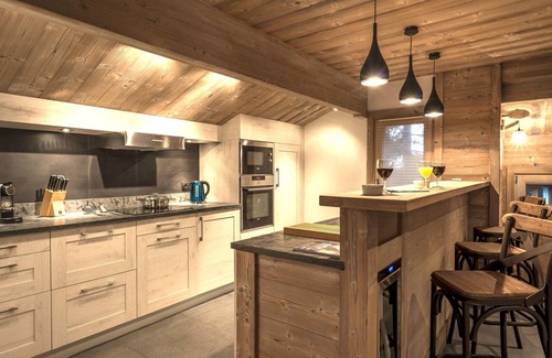 La Perriere Ski Chalet | Luxurious Chalet in Courchevel-La Tania: Sleeps 12, Ski-in/Ski-out, Jacuzzi, Sauna & Home Cinema